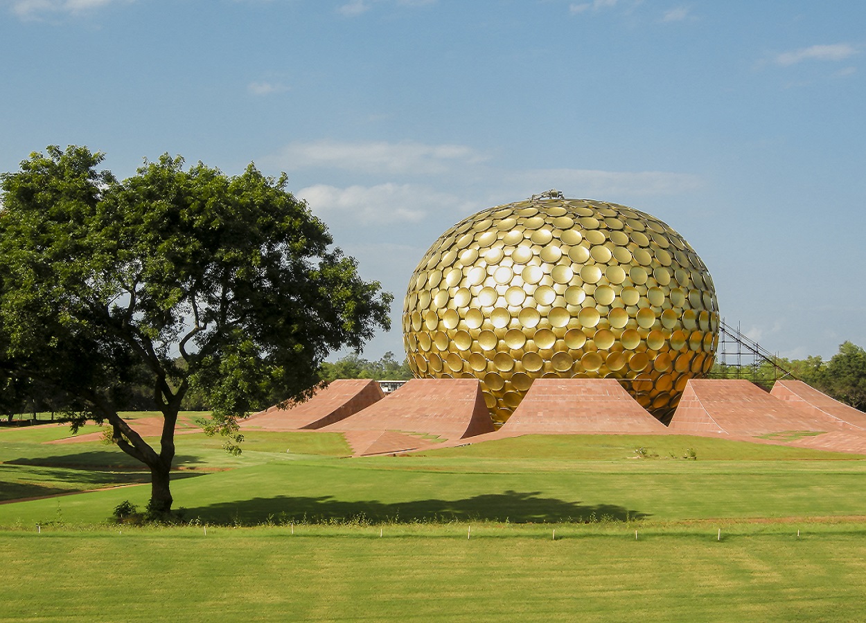 Matrimandir, en Auroville. Wikipedia