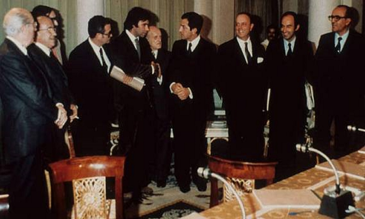 Los principales implicados en la firma de los Pactos de la Moncloa. Archivo de RTVE