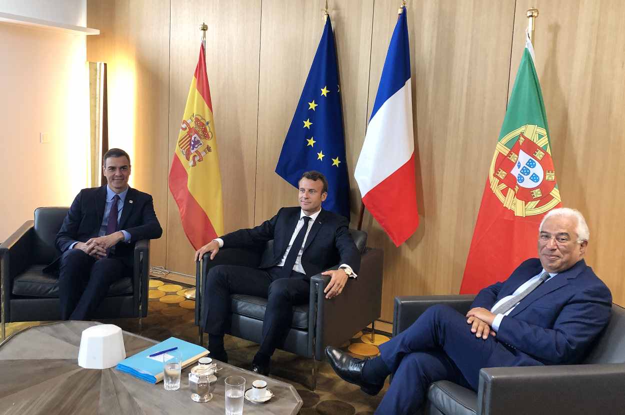 El presidente del Gobierno, Pedro Sánchez, el presidente de la República de Francia, Emmanuel Macron y el primer ministro de Portugal, Antonio Costa, antes de su reunión en Bruselas.