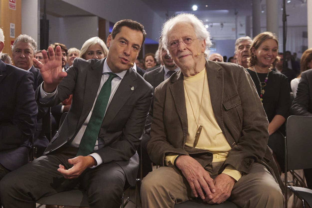 Juan Manuel Moreno y Alejandro Rojas Marcos, en la presentación del libro 'Poder andaluz', en la Casa Museo de Blas Infante. JOAQUÍN CORCHERO/EP