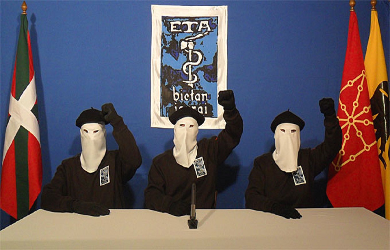Tres miembros de ETA anuncian el fin de la banda armada en un mensaje televisado