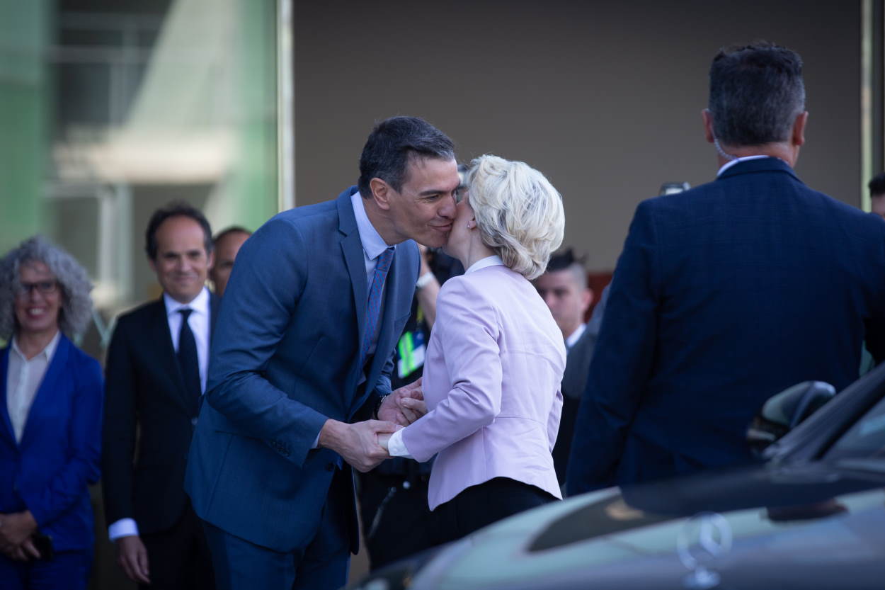 El presidente del Gobierno, Pedro Sánchez, saluda a la presidenta de la Comisión Europea, Ursula Von der Leyen