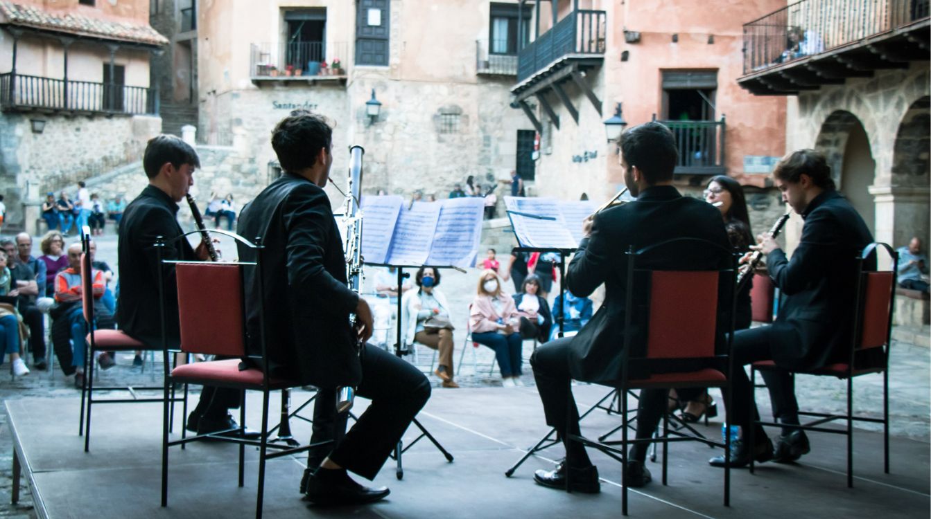 Estos cinco jóvenes músicos del Quinteto de viento Cosan llenaron de emoción las calles de Albarracín, Atienza y Sepúlveda