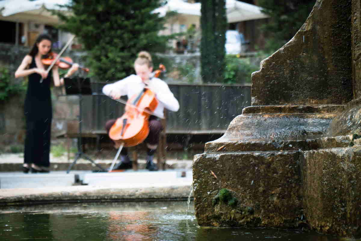 La violinista Paula Mejía y el violonchelista Wilard Carter interpretando a Ravel en una plaza de Atienza