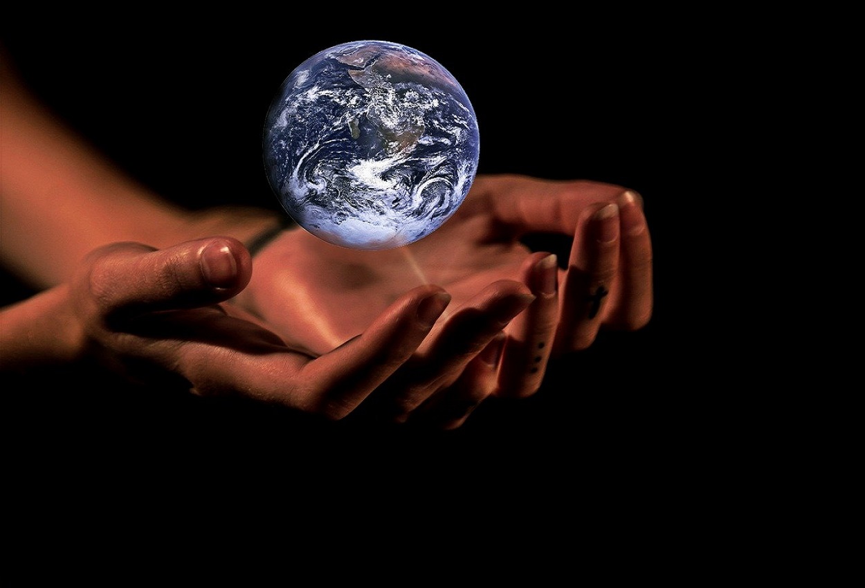 Imagen simbólica de la Tierra entre unas manos.