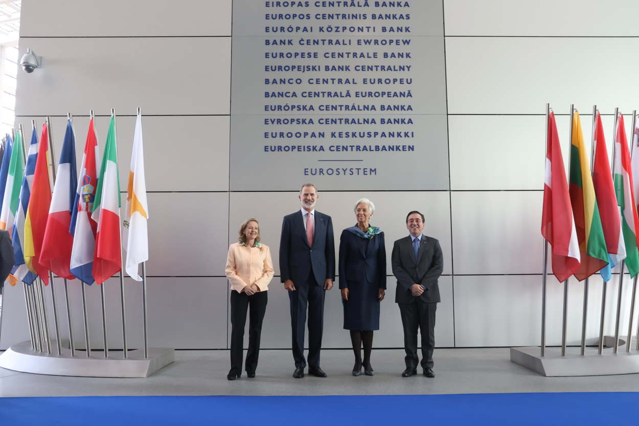 La vicepresidenta primera, Nadia Calviño, y  la presidenta del BCE, Christine Lagarde, junto con el Rey y el ministro de Exteriores. EP
