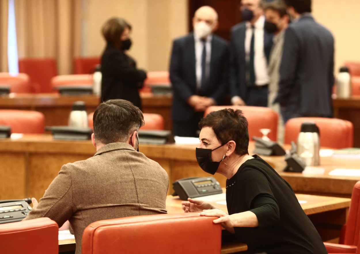 El portavoz de ERC en el Congreso, Gabriel Rufián, conversa con la portavoz parlamentaria de EH Bildu, Mertxe Aizpurua