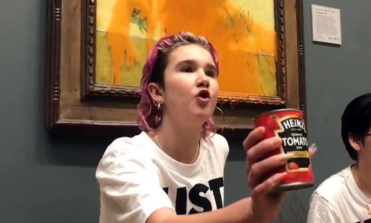 Phoebe Plummer, activista ecologista contra el cambio climático con un bote de sopa de tomate delante del cuadro 'Los girasoles' de Vincent van Gogh