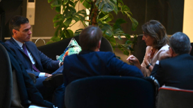 Pedro Sánchez, presidente del Gobierno, conversa con Teresa Ribera, ministra para la Transición Ecológica