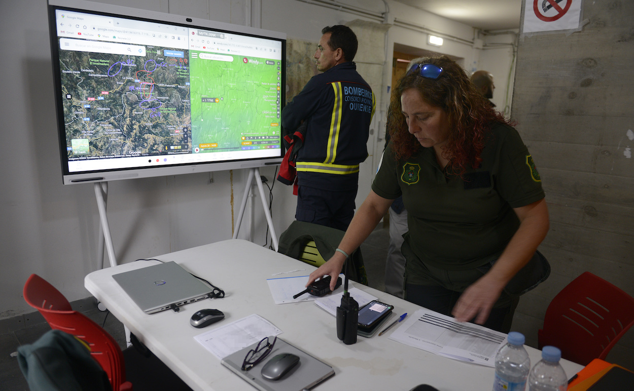 Mando instalado para coordinar el dispositivo de búsqueda de la avioneta, EN A Gudiña. ROSA VEIGA/EP