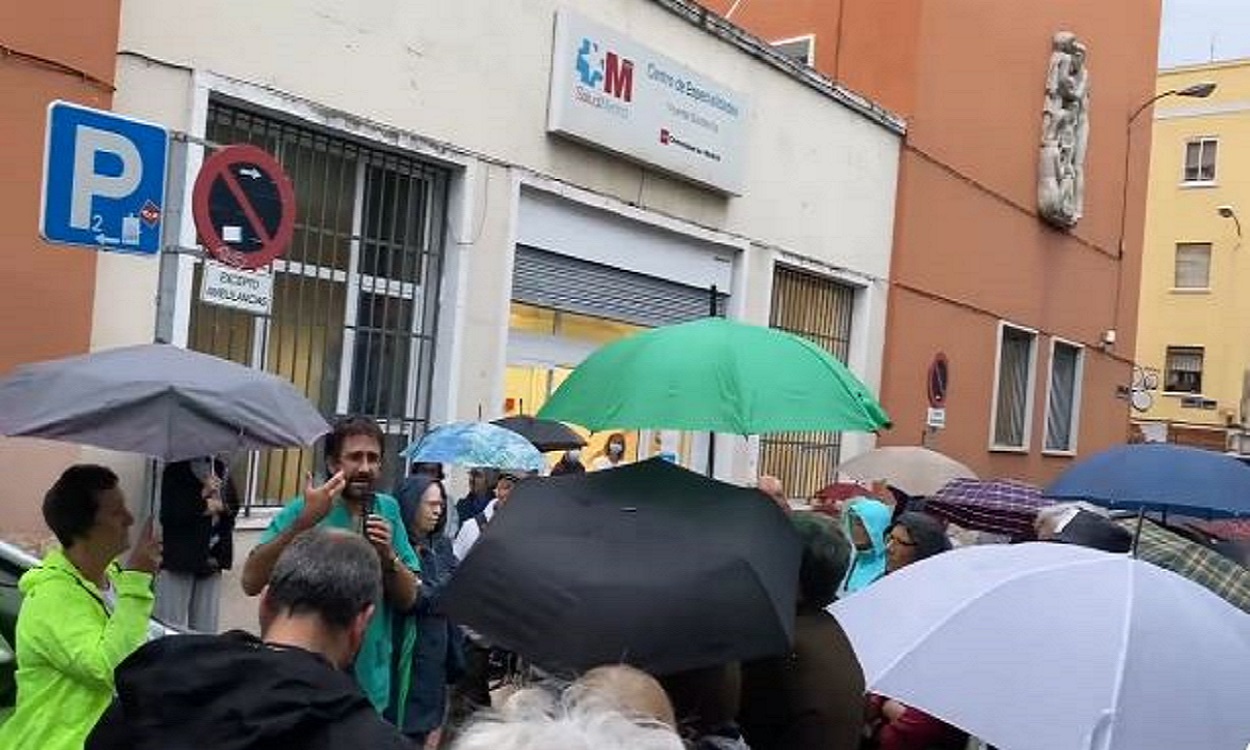 Vecinos de Vallecas protestas frente a un centro de salud por la gestión de Isabel Díaz Ayuso, presidenta de la CAM