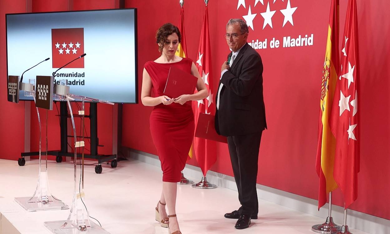 Isabel Díaz Ayuso, presidenta de la Comunidad de Madrid, y Enrique Ossorio, consejero de Educación. EP