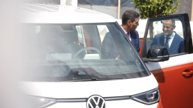 El presidente del Gobierno, Pedro Sánchez, y el director ejecutivo de Volkswagen, Herbert Diess, en la presentación del proyecto de la fábrica de baterías para el coche eléctrico en Sagunto. EP
