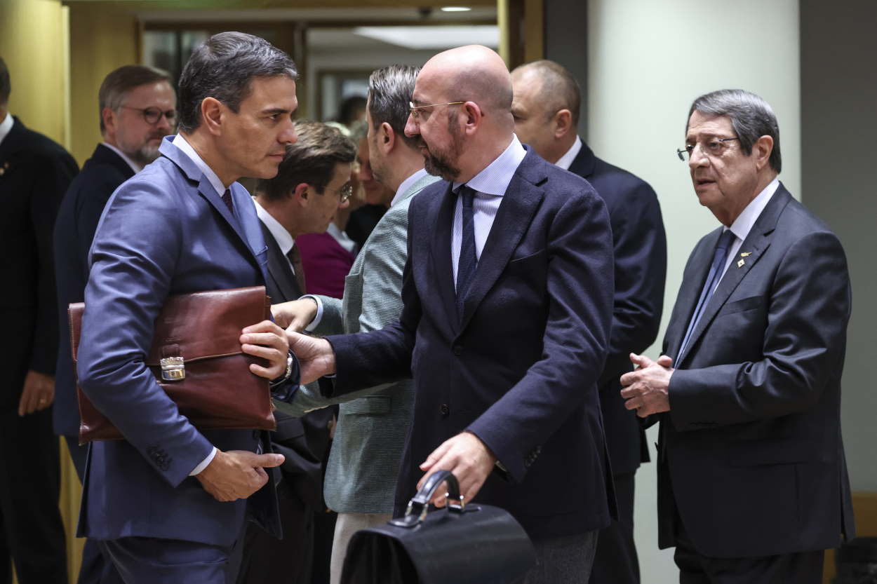 Pedro Sánchez, presidente del Gobierno, conversa con Charles Michel, presidente del Consejo Europeo