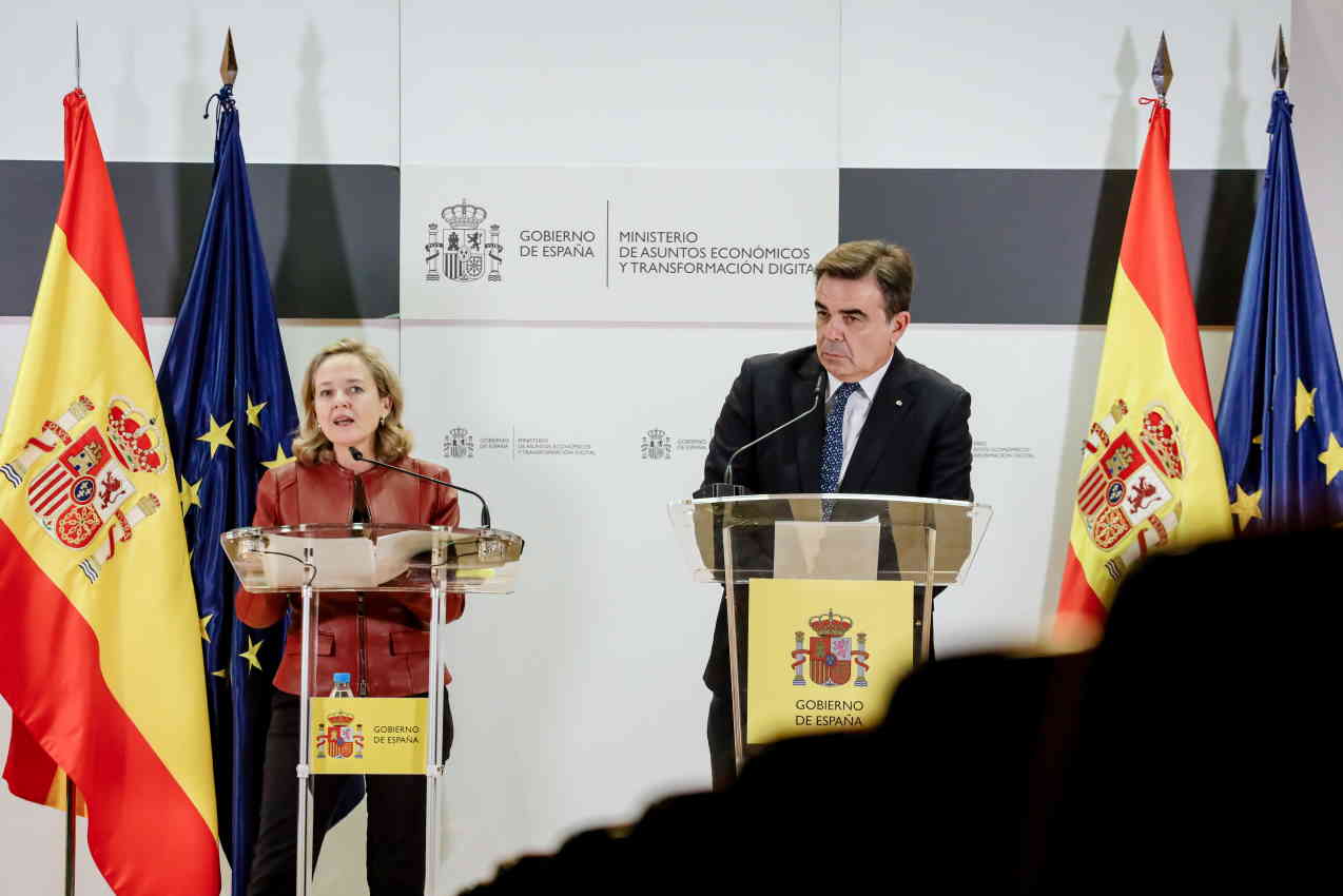 La vicepresidenta primera y ministra de Asuntos Económicos y Transformación Digital, Nadia Calviño y el vicepresidente de la Comisión Europea, Margaritis Schinas. Europa Press