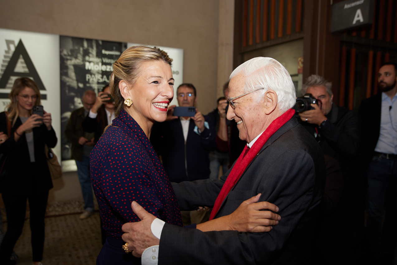 La vicepresidenta segunda y ministra de Trabajo y Economía Social, Yolanda Díaz, es recibida por el presidente y fundador de Mensajeros de la Paz, el Padre Ángel, en la celebración del 60 aniversario de la ONG. Europa Press