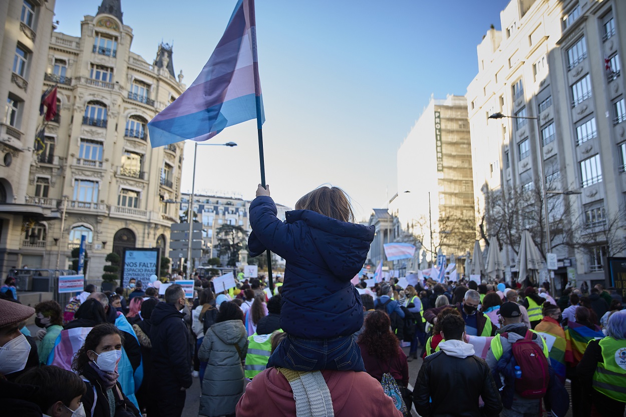 Concentración por los Derechos Humanos de la Infancia y Juventud Trans, frente al Congreso de los Diputados. Jesús Hellín / Europa Press.