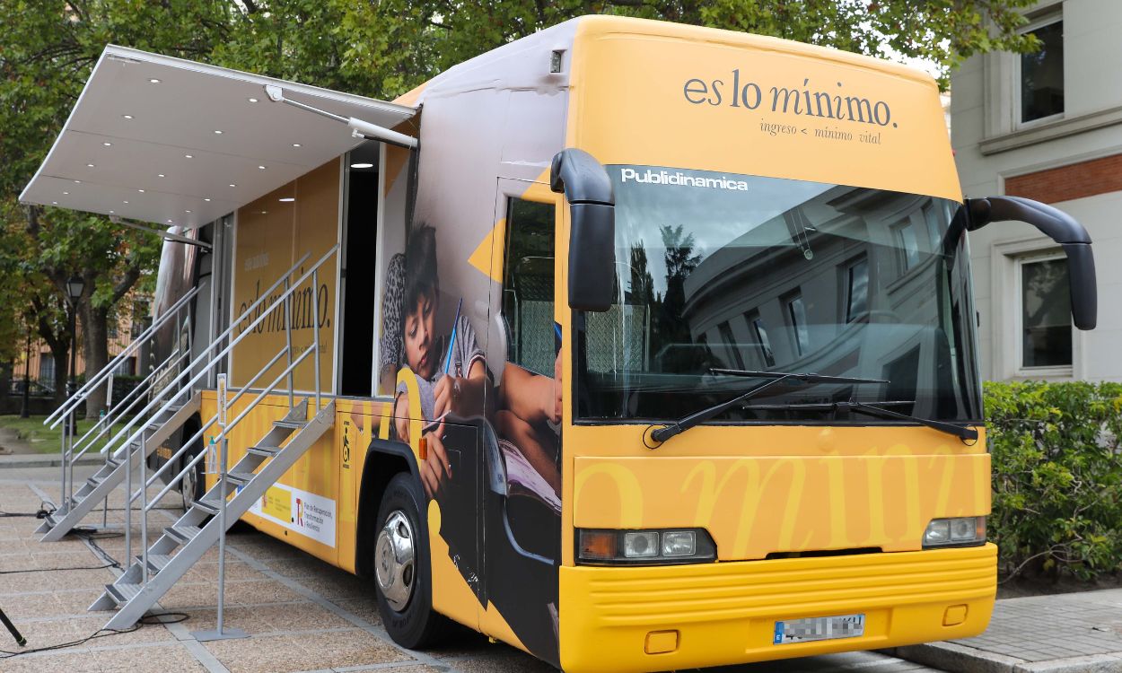 El autobús del Ingreso Mínimo Vital (IMV), impulsado por el Ministerio de Inclusión, Seguridad Social y Migraciones. EP.