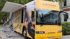 El autobús del Ingreso Mínimo Vital (IMV), impulsado por el Ministerio de Inclusión, Seguridad Social y Migraciones. EP.