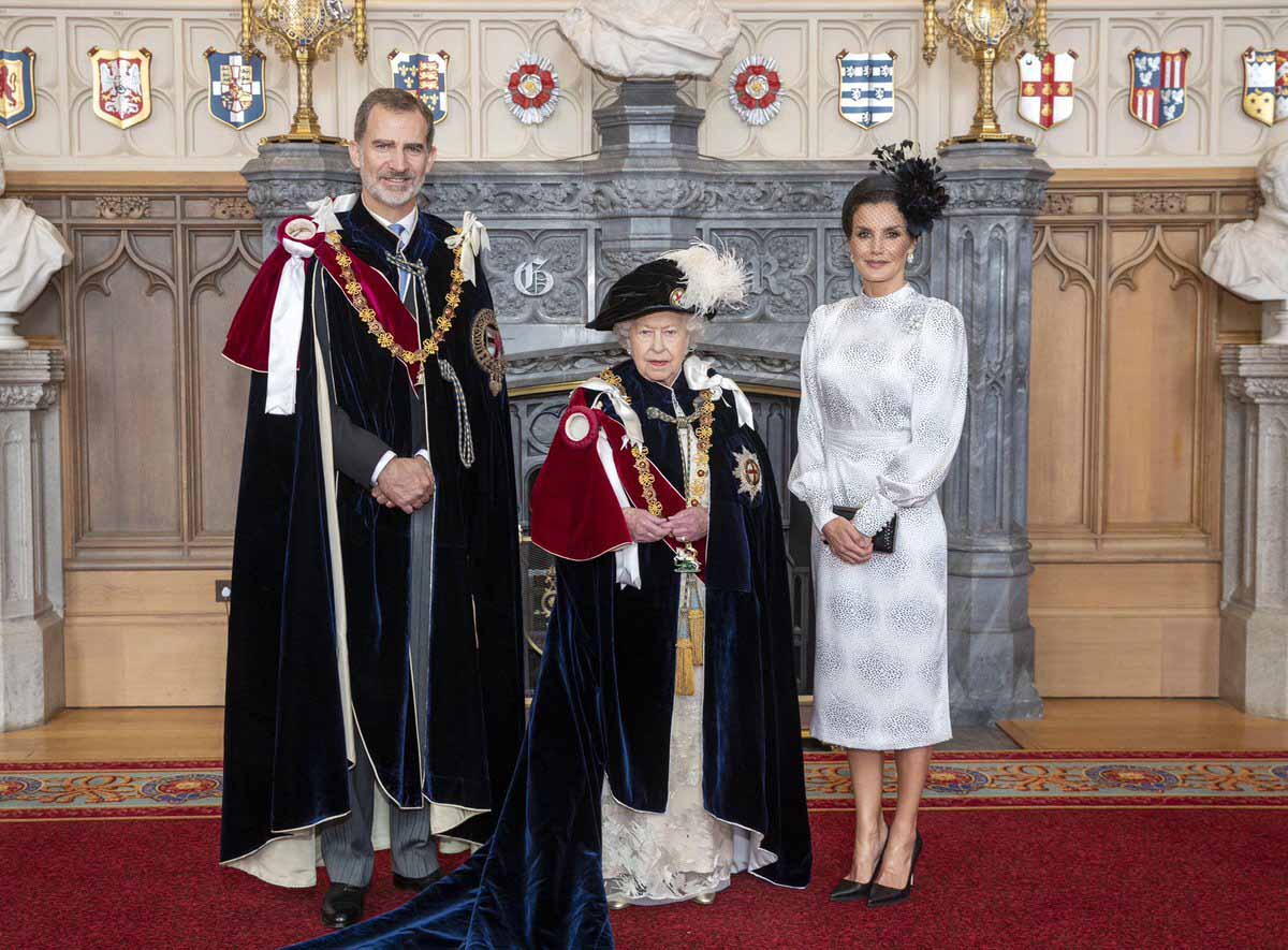 El Rey Felipe VI, la Reina Isabel II de Inglaterra y la Reina Letizia en una foto posterior a la ceremonia de investidura de Don Felipe como Caballero de la Muy Noble Orden de la Jarretera, la máxima distinción que concede la monarquía británica.