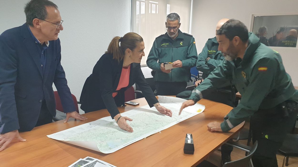 La delegada del Gobierno en Castilla y León, Virginia Barcones, en el puesto de mando del operativo de búsqueda. EP