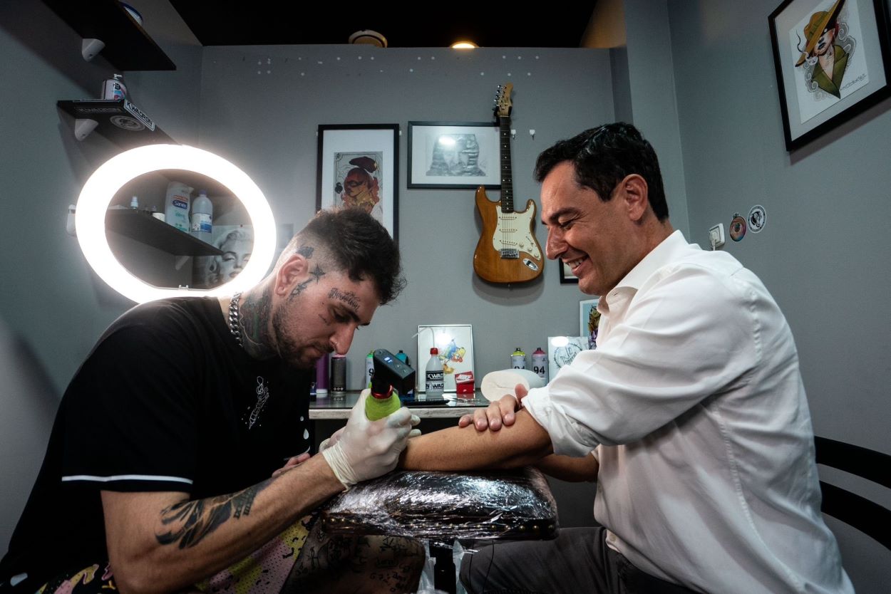 Juan Manuel Moreno se tatúa en el estudio Barbiere, en Linares.