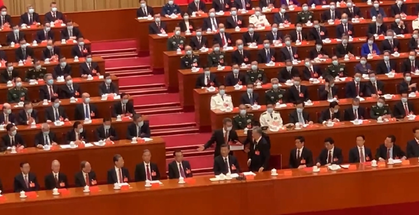 Expulsan a la fuerza al expresidente chino Hu Jintao del Congreso del Partido Comunista. Twitter.