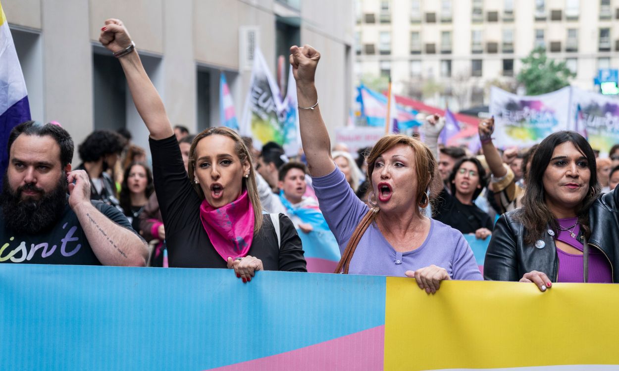Centenares de personas sostienen una pancarta en una manifestación en contra del atraso del PSOE en la tramitación de la Ley Trans, a 22 de octubre de 2022, en Madrid (España).