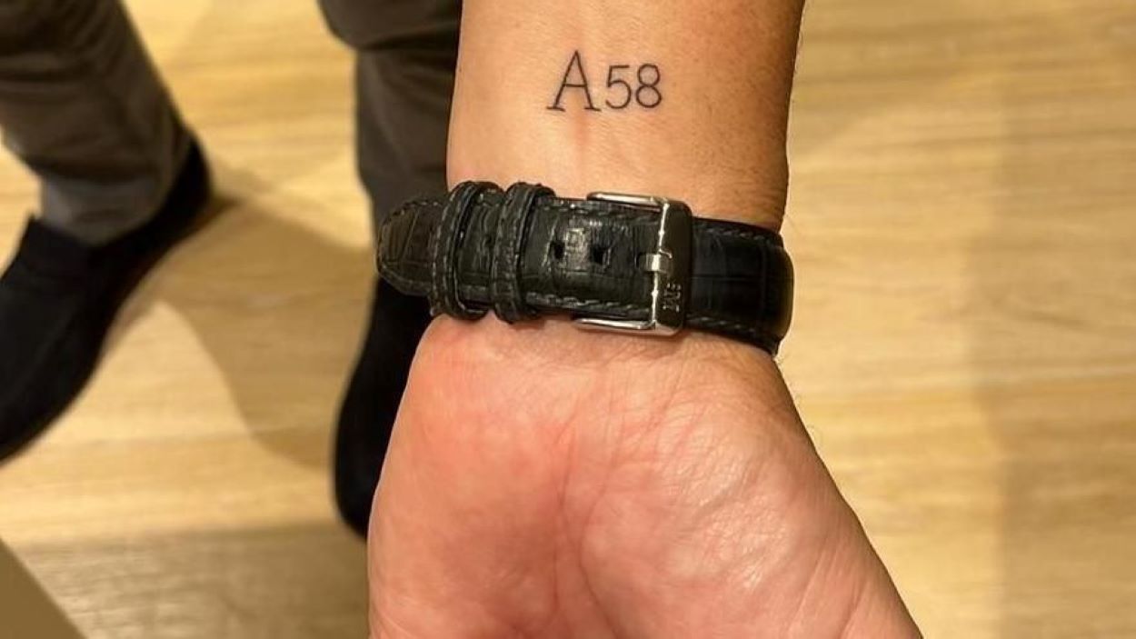 El tatuaje que el presidente Juan Manuel Moreno se ha hecho grabar en la muñeca: la A por Andalucía y el 58 por los escaños obtenidos el 19 J.