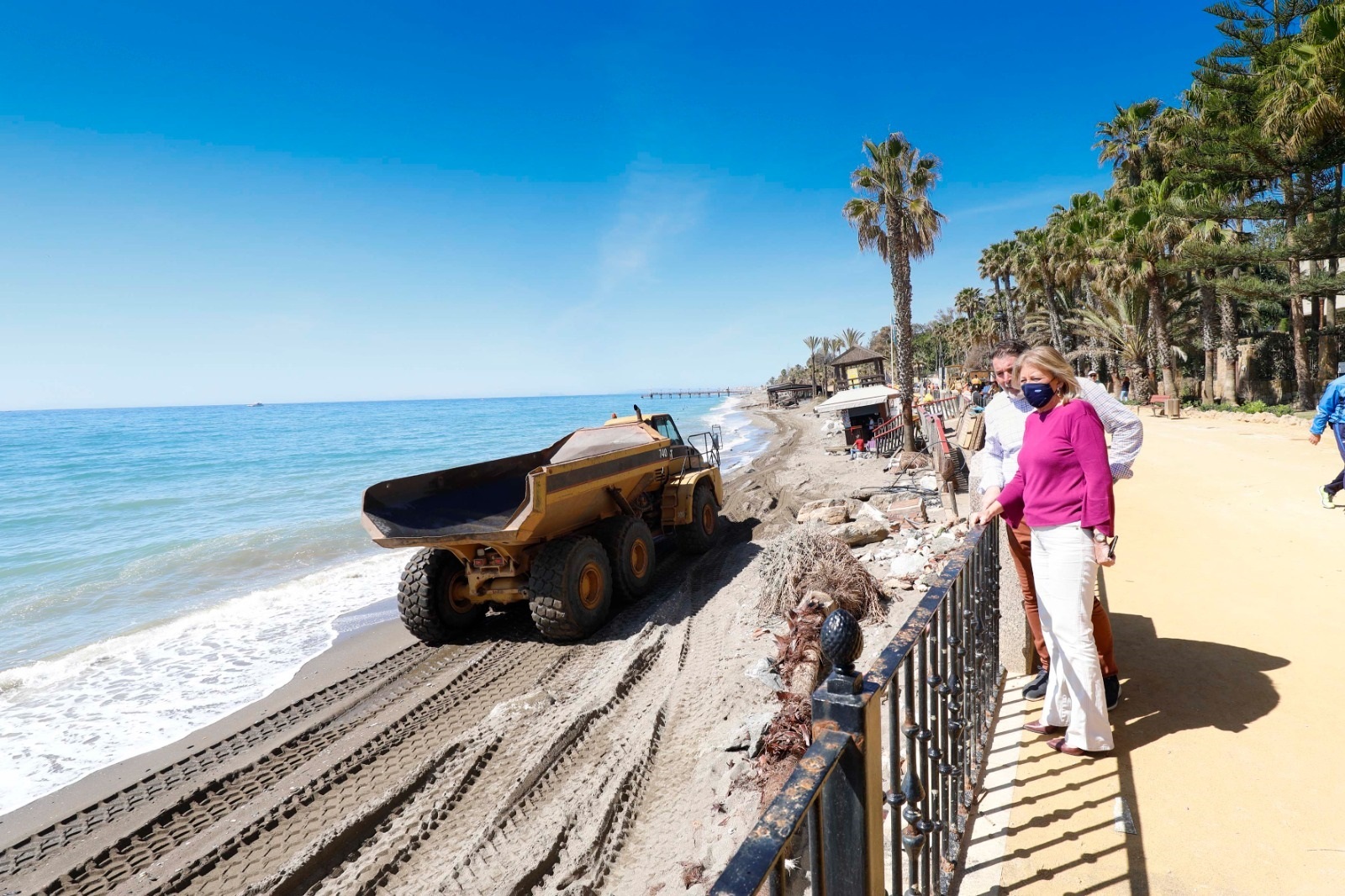La alcaldesa Ángeles Muñoz, visitando una playa de Marbella. EP