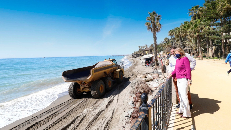 La alcaldesa Ángeles Muñoz, visitando una playa de Marbella. EP