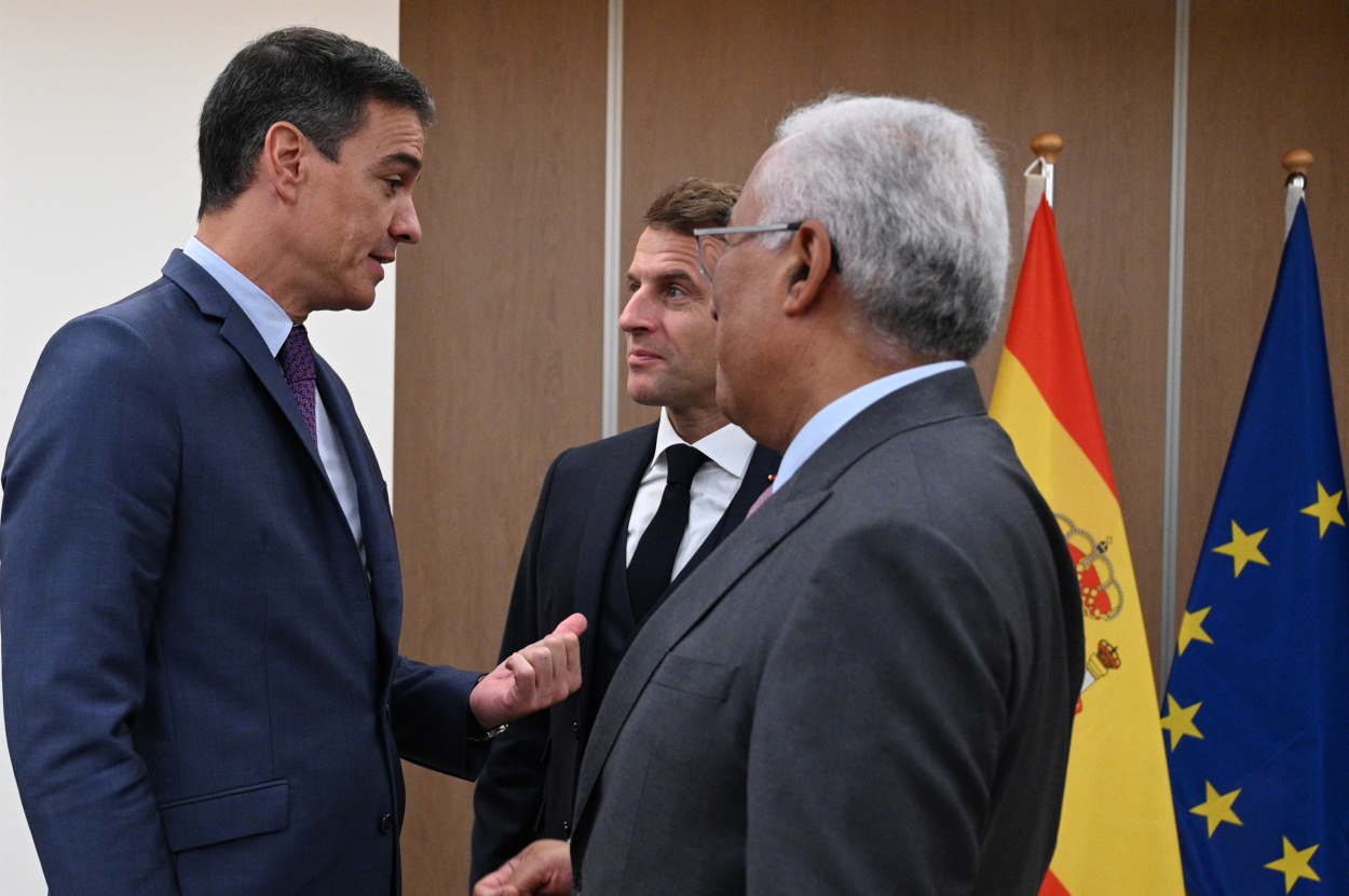 El presidente del Gobierno, Pedro Sánchez, el presidente francés, Emmanuel Macron, y el primer ministro portugués, Antonio Costa. EP