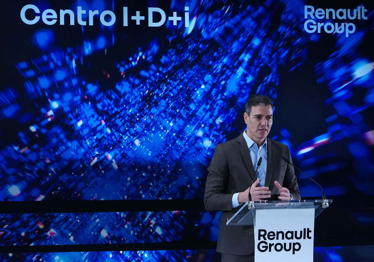 El presidente del Gobierno, Pedro Sánchez, durante su visita al centro de I+D+i de Renault. EP