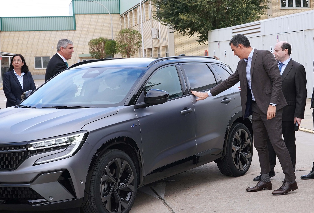 Sánchez observa un nuevo modelo de Renault. EP