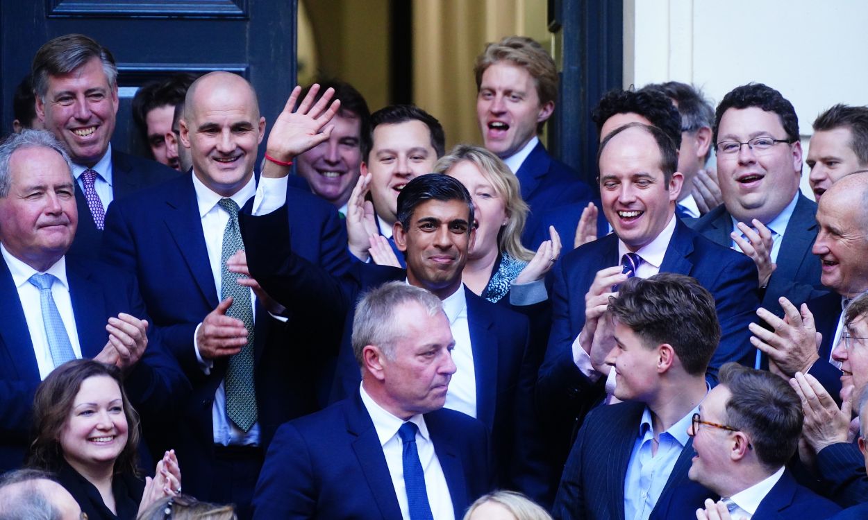 Rishi Sunak, nuevo primer ministro de Reino Unido, rodeado de los miembros del Partido Conservador. EP.