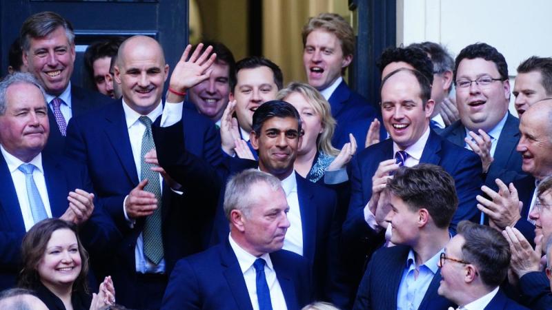 Rishi Sunak, nuevo primer ministro de Reino Unido, rodeado de los miembros del Partido Conservador. EP.