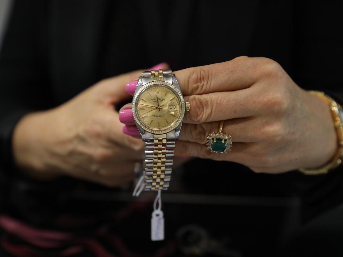 Mujer sosteniendo un reloj de pulsera. Europa Press