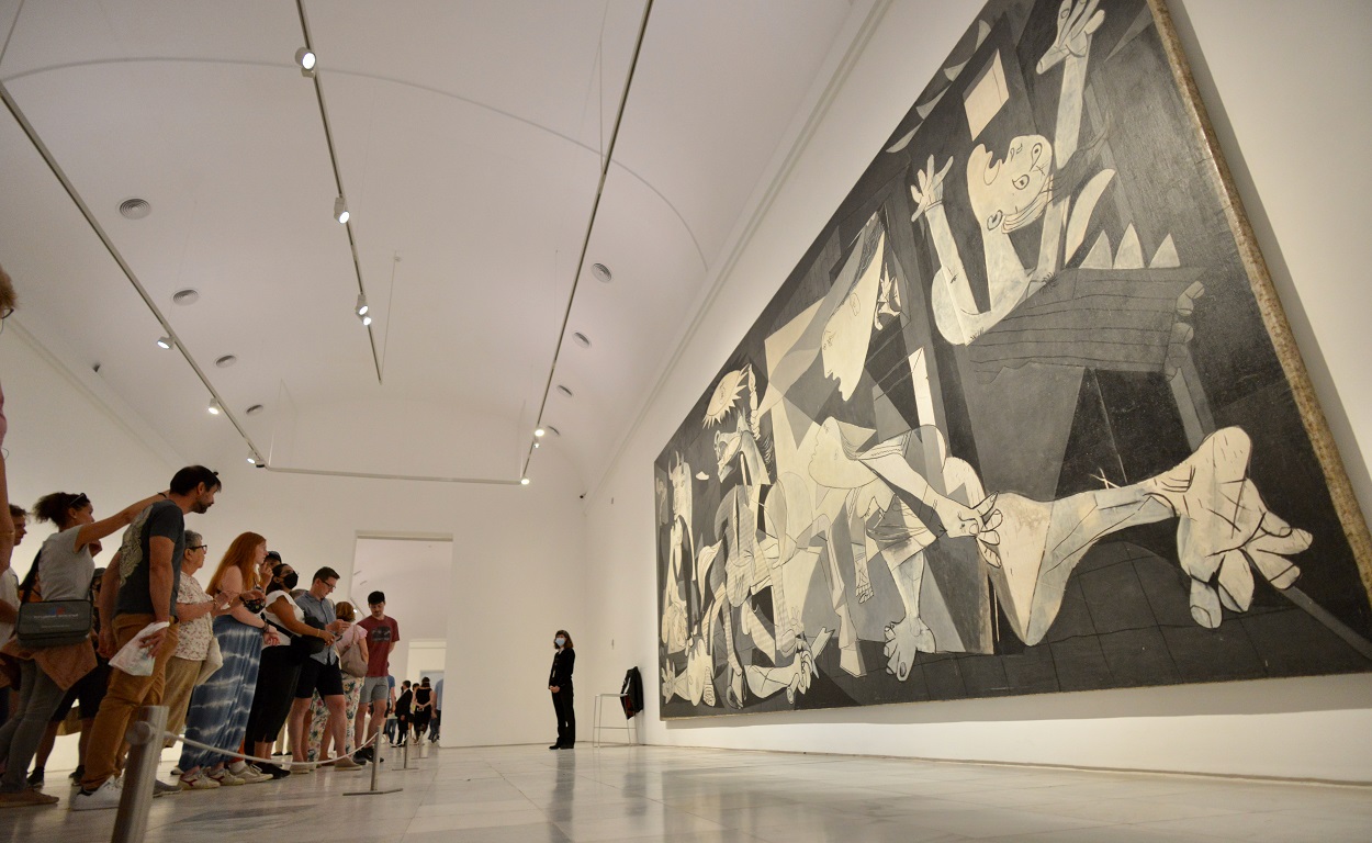 Asistentes observan el cuadro del Guernika en el Museo Reina Sofía. EP.