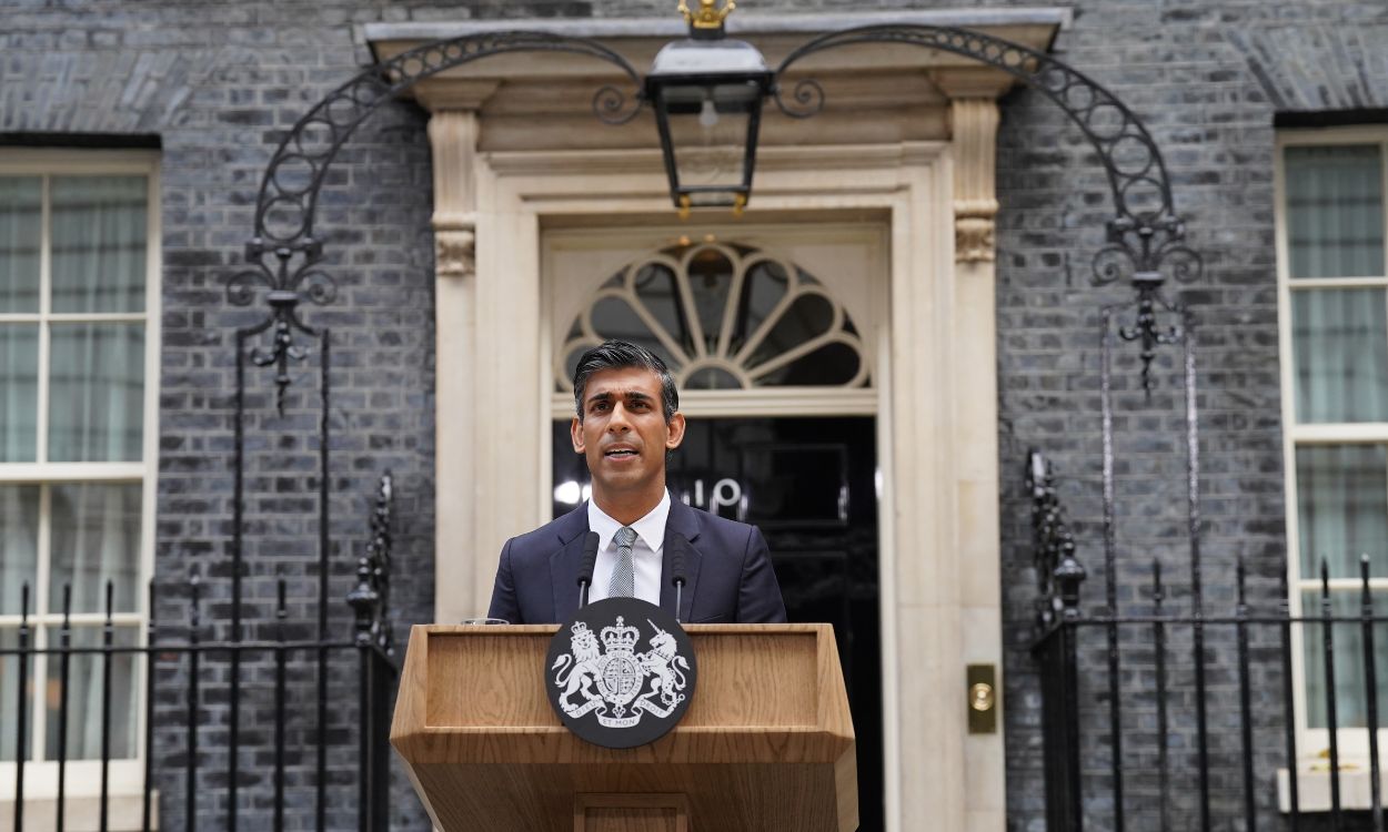 Rishi Sunak en su primera comparecencia en Downing Street tras ser nombrado primer ministro de Reino Unido. EP.