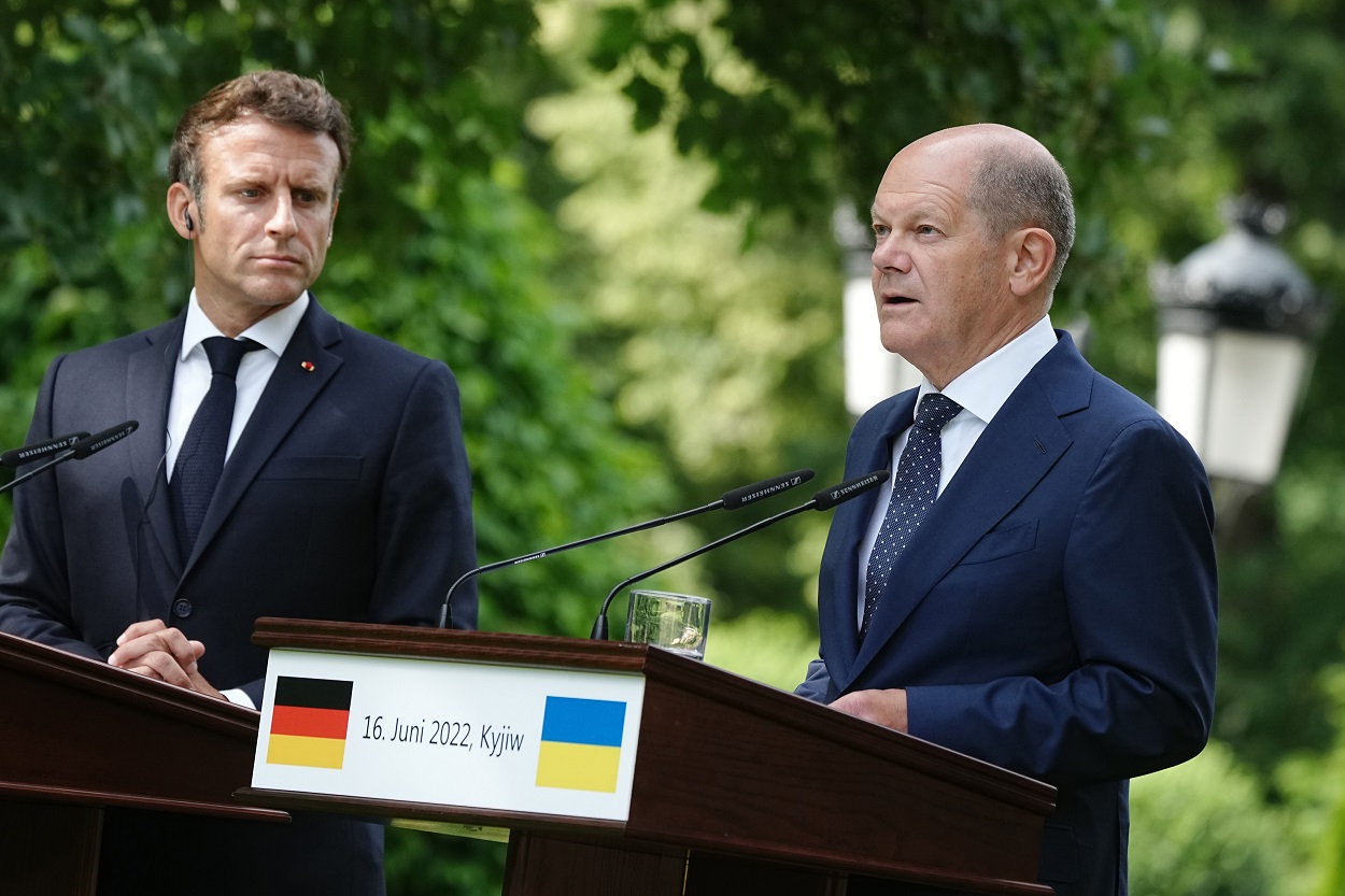 Macron escucha atentamente a Scholz durante una visita conjunta a Kiev, Ucrania. EP