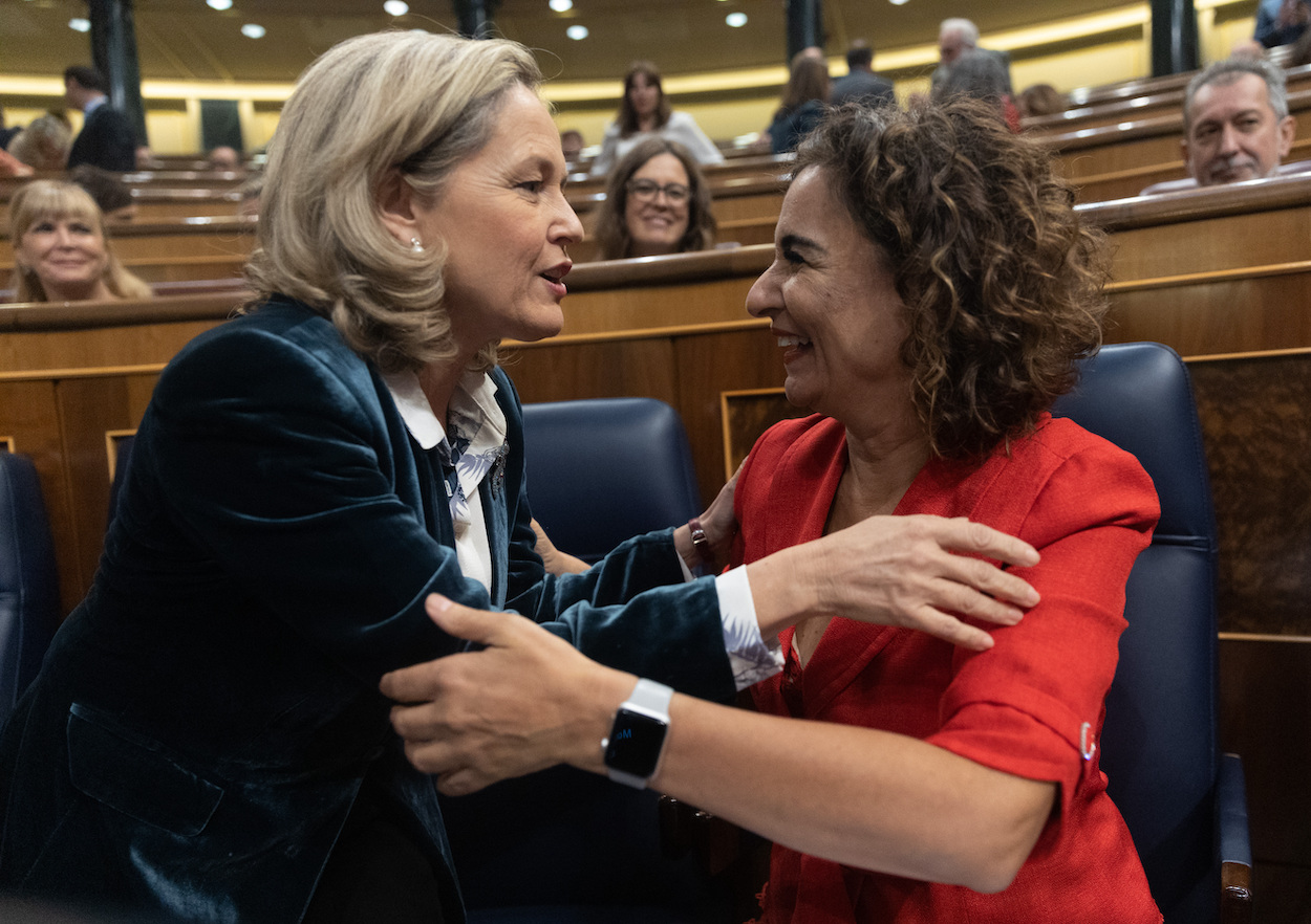 La vicepresidenta primera y ministra de Asuntos Económicos y Transformación Digital, Nadia Calviño y la ministra de Hacienda, María Jesús Montero. EP