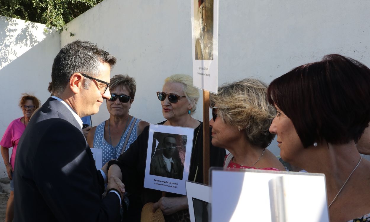 El ministro de la Presidencia, Relaciones con las Cortes y Memoria Democrática, Félix Bolaños, saluda a familiares de las víctimas del franquismo durante su visita al cementerio de Colmenar Viejo, a 31 de agosto de 