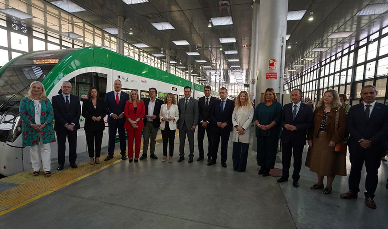 Autoridades autonómicas, estatales y locales, ayer en la inauguracion del tranvía de la Bahía Cádiz. JUNTA DE ANDALUCÍA