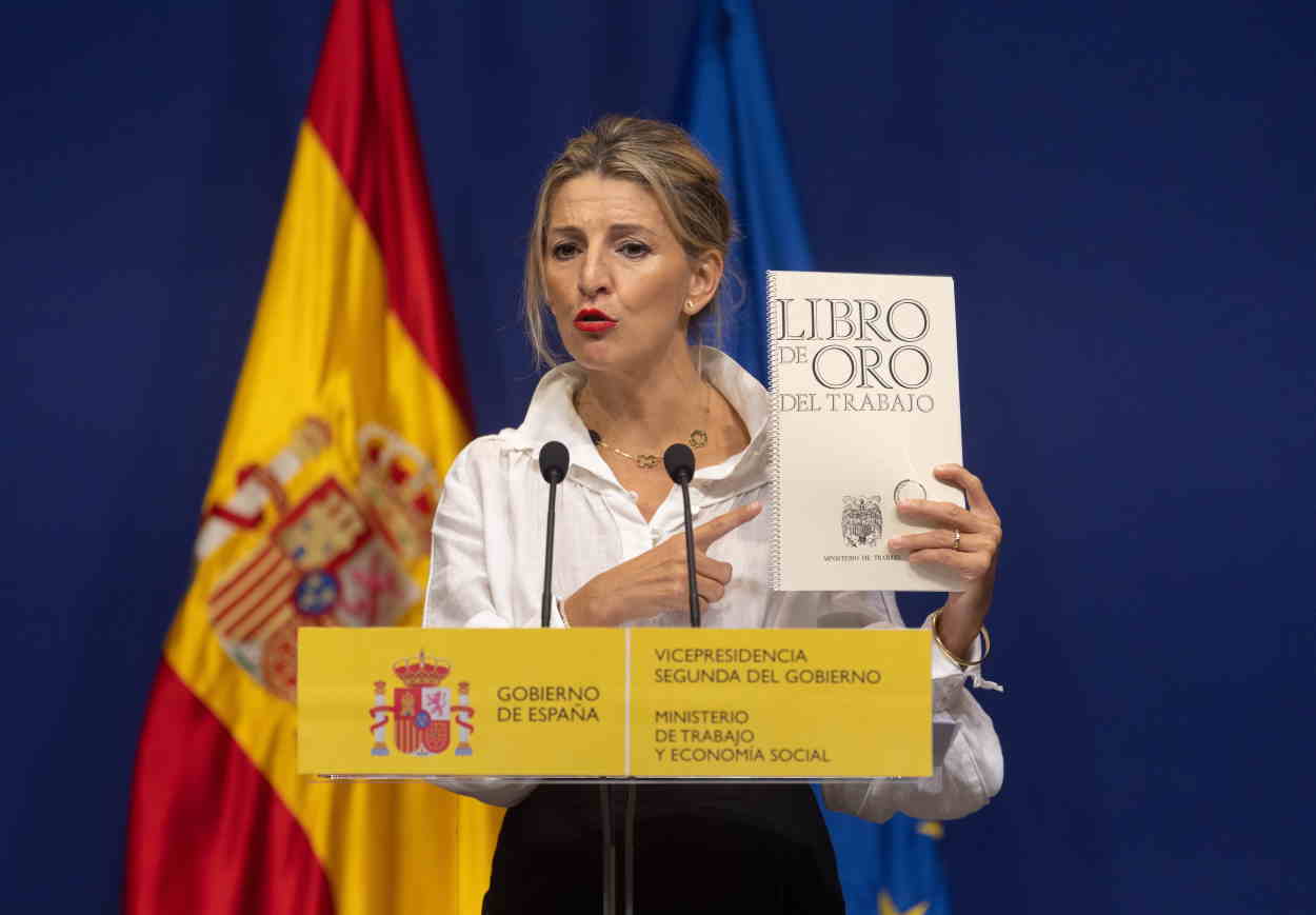 La vicepresidenta segunda y ministra de Trabajo y Economía Social, Yolanda Díaz, ofrece una rueda de prensa mientras muestra 'El Libro de Oro del Trabajo'. EP.