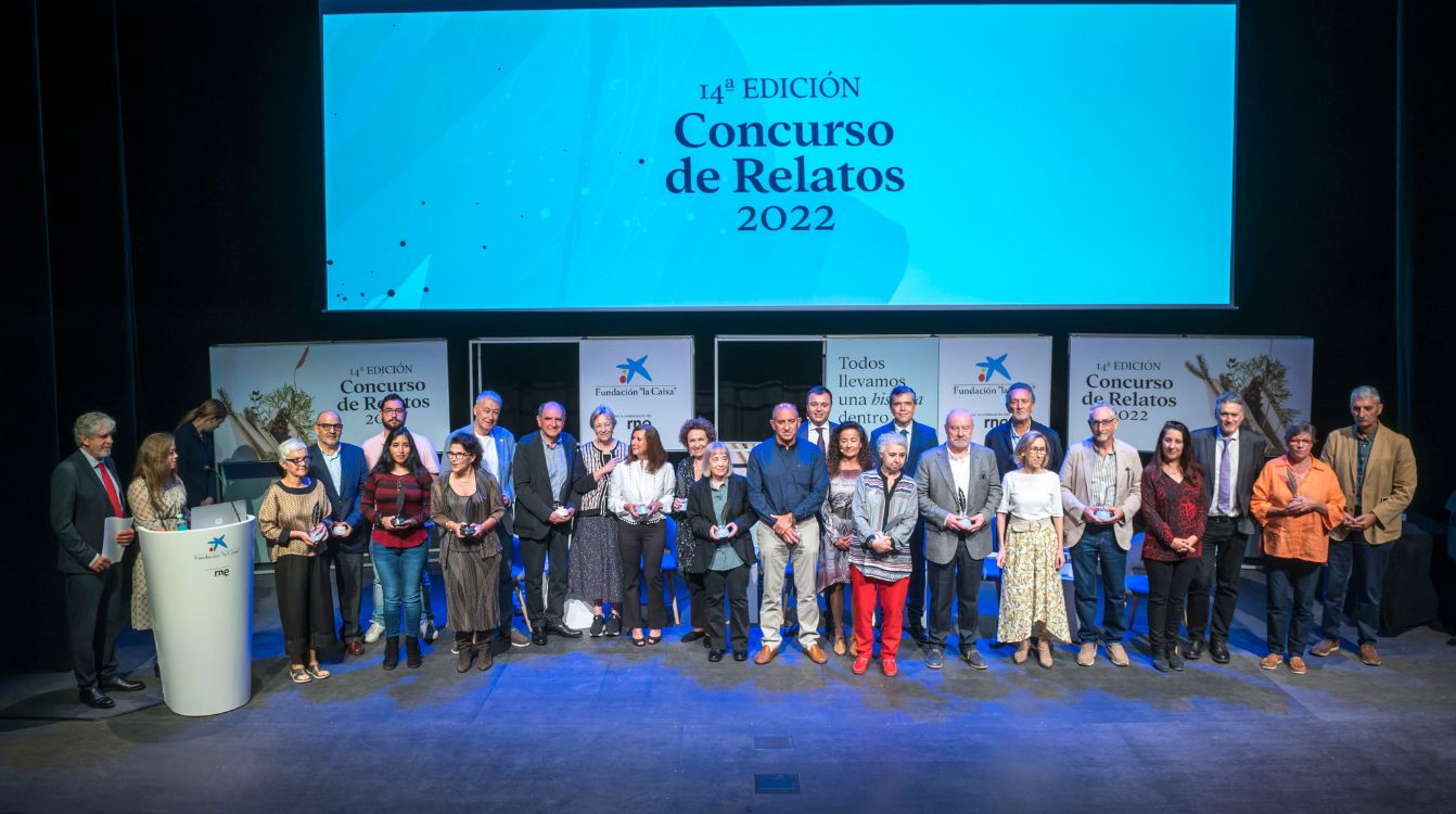 Imagen de los finalistas y el jurado del XIV Concurso de Relatos Escritos por Personas Mayores de la Fundación La Caixa