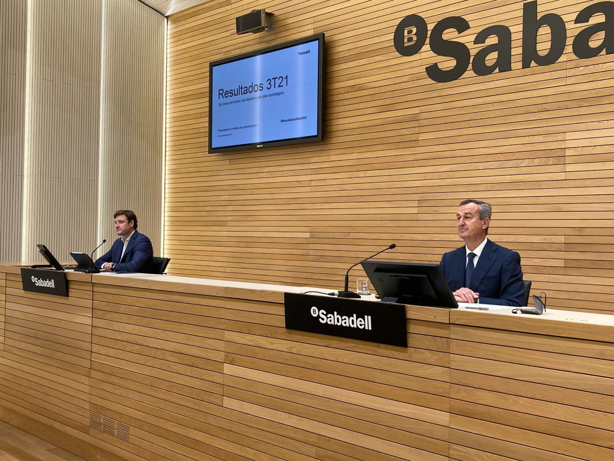 El ceo de Banco Sabadell, César González Bueno, y el director financiero de la entidad, Leopoldo Alvear, en una rueda de prensa anterior. EP