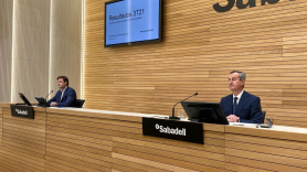 El ceo de Banco Sabadell, César González Bueno, y el director financiero de la entidad, Leopoldo Alvear, en una rueda de prensa anterior. EP