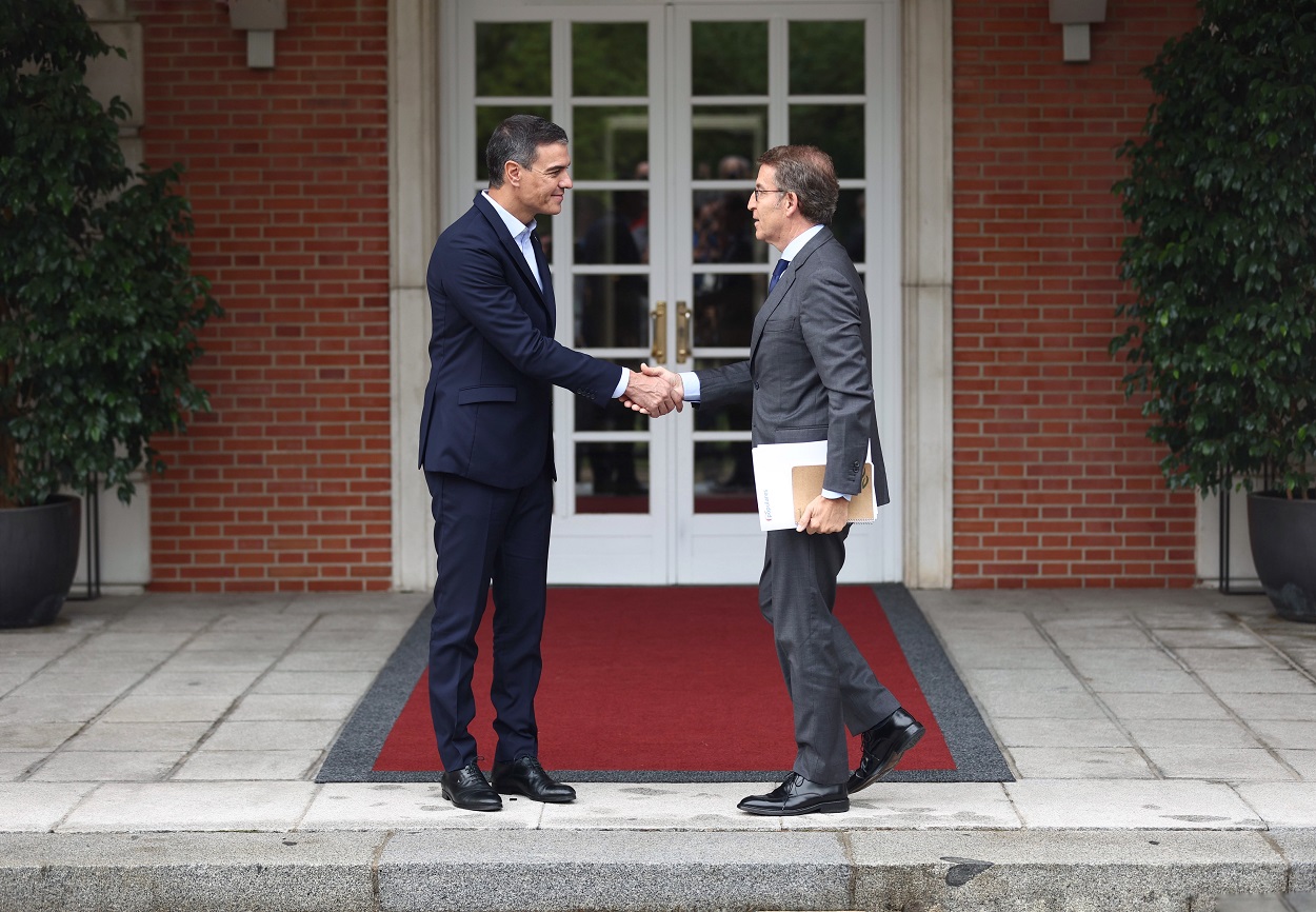 El presidente del Gobierno, Pedro Sánchez (i) y el presidente del Partido Popular, Alberto Núñez Feijóo (d), se saludan a su llegada a una reunión en La Moncloa. EP.