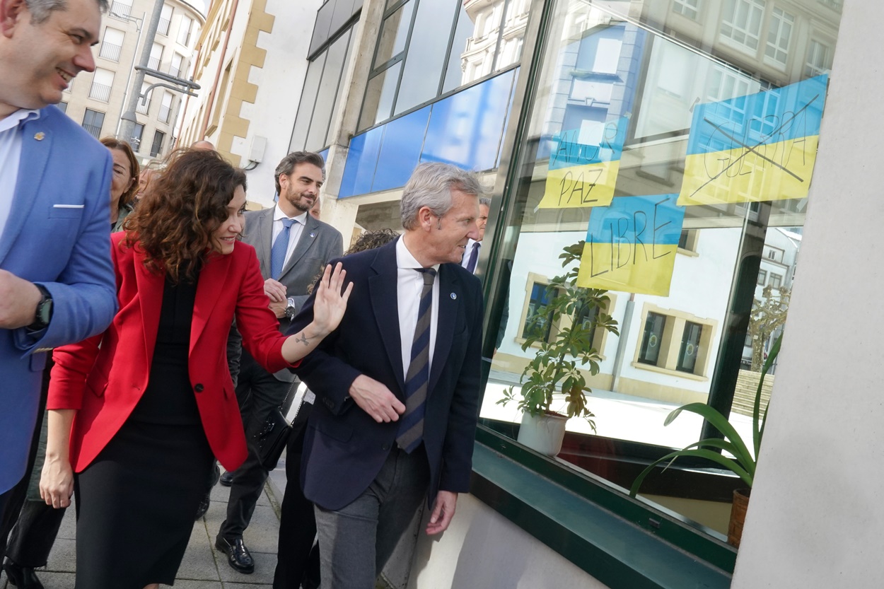 Rueda y Díaz Ayuso durante su visita de hoy a Ordes y la factoría de Inditex (Foto: Europa Press).