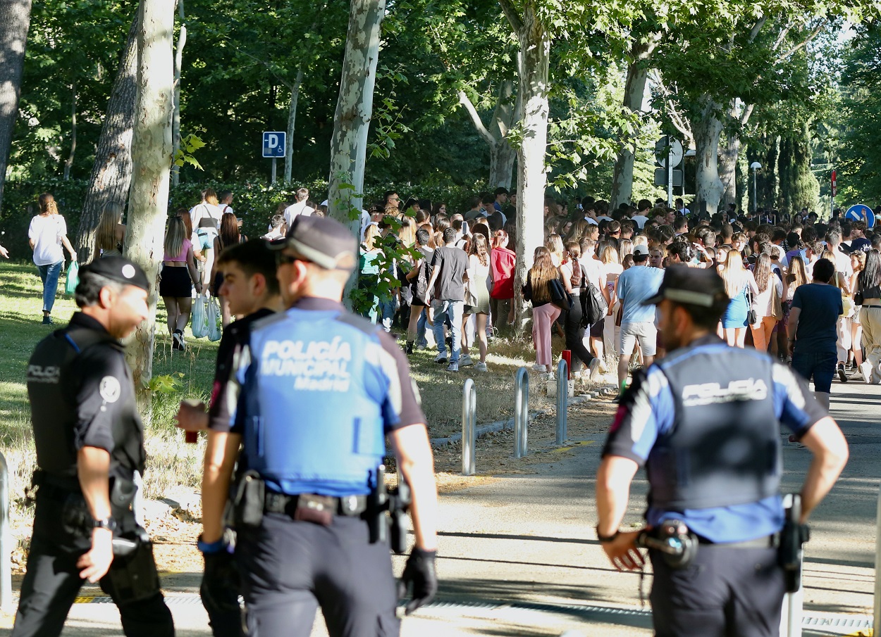 Varios Policías Municipales vigilan en las inmediaciones de Ciudad Universiaria. EP.